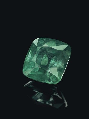 RARE AND UNIQUE GEMS The cushion- shaped Alexandrite of approximately 21.