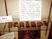 Before we saw the illustrations in this Ma k i n o Excavation Report, we were unaware that it was the custom in Edo-period Japan to place coins as offerings in graves, together with some of the