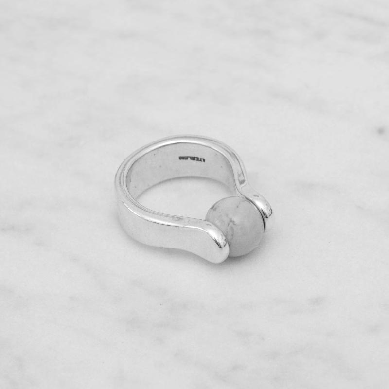 Venus Rings Simple and elegant this se ng looks great with any ou it. This ring includes the I y Bi y Marble Set.