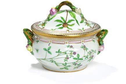 426 426 "Flora danica" circular porcelain tureen, decorated in colours and gold with flowers, handles in the shape of twisted