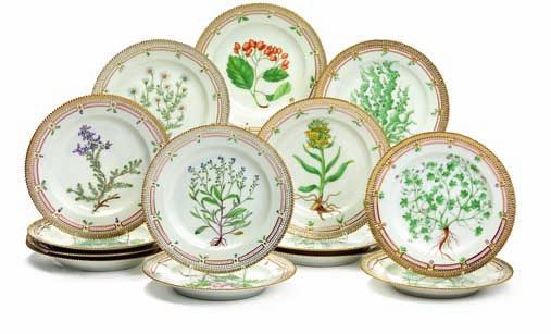 428 428 "Flora danica" 14 porcelain plates, decorated in colours and gold with flowers. 3549. royal copenhagen. diam. 25,5 cm.