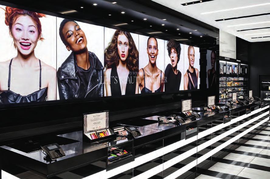 SELECTIVE RETAILING GOOD PERFORMANCE AT SEPHORA AND DFS Sephora The Selective Retailing business group recorded organic revenue growth of 13%.