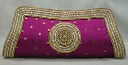 While manufacturing these clutch bags, our team of dedicated