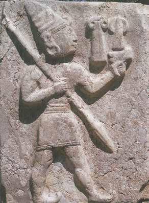5. Elements for a Comparative Study of Textile Production and Use 127 Fig. 5.8: King Tuhdaliya as a warrior. Neve 1993, fig. 100. Fig. 5.9: Warrior, tentatively identified as king Suppiluliuma II.