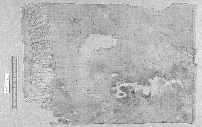 302 Orit Shamir Fig. 13.5:Wrapper from Qumran with space (IAA. No. 351297). d. Preservation explanation: At Palmyra some linen textiles have open bands near fringes, where the wool has disintegrated.