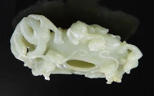 00 151 Chinese carved jade brush washer, depicting three dragons. 4.