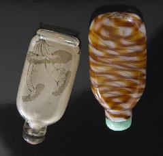 00 333 Chinese Qing carved jade snuff bottle depicting carp