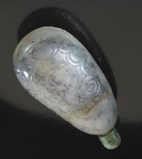 656 Chinese Qing carved black and white pebble jade snuff bottle depicting