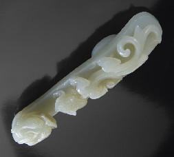 00 685 Chinese Qing carved white jade belt buckle depicting a dragon.