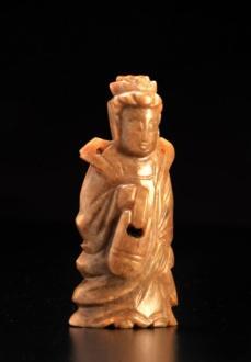 0091 SMALL CELADON NEPHRITIS STATUE OF A STANDING GUANYIN CARRYING A BASKET. CHINA. H : 4.5cm 1.