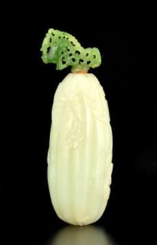 E: 3000 / 4000 0101-F CHALCEDONY AGATE SNUFF BOTTLE, carved with a horse tied to a post. QING DYNASTYE. Stopper. H: 6cm - 2.