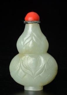QING DYNASTYE. Stopper. E: 2000 / 3000 0101-B SUZHOU STYLE BLACK AND WHITE NEPHRITE SNUFF BOTTLE carved with wise man and apprentices. QING DYNASTY. Stopper. H: 6cm - 2.