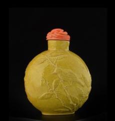 375" E: 800 / 1000 0104 GREY AGATE BALUSTER SHAPE SNUFF BOTTLE with carved decor of a fisherman catching a fish.