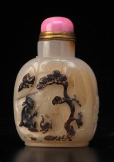 0106 GREY AGATE BALUSTER SHAPE SNUFF BOTTLE with carved decor, in a dark brown vein, of a figure and
