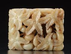 5" E: 20000 / 22000 0018 CELADON NEPHRITE ORNAMENT decorated with carved and openwork fruits and foliage. L: 8cm - 3.