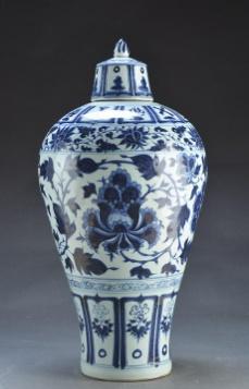 0288 BLUE AND WHITE "MEIPING" VASE WITH COVER with floral decor.