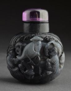 5" 0320 GLASS SNUFF BOTTLE decorated with overlay representing leaves. Stopper. H: 7cm - 2.