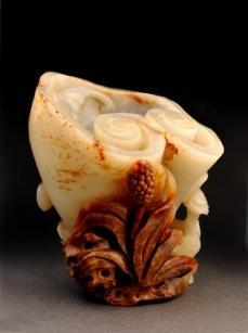0054-F A WHITE NEPHRITE PENDANT, forming two mushrooms and lingzhi. QING DYNASTYE. H: 3.5cm - 1.