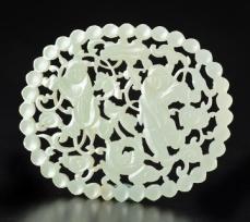 E: 800 / 1000 0067 WHITE CELADON NEPHRITE OVAL PLATE decorated with carved and openwork decor of two chilongs among