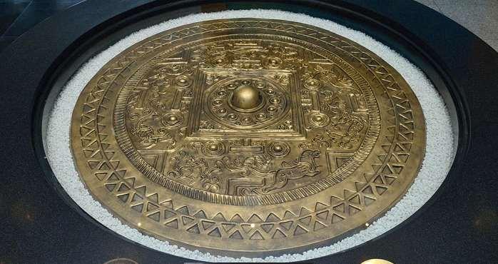 1. Bronze mirror [Narration] The artifact we see here is an enlarged replica of bronze mirror excavated from the tombs of Gaya kings and nobility.
