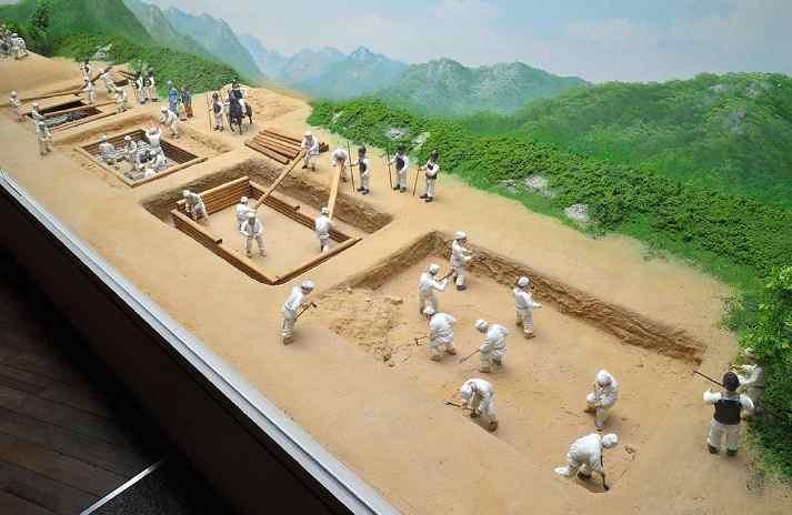 4. Wooden Chamber Tomb Diorama The dioramas explain the methods used to build wooden chamber tombs, the prevalent style of Gaya tomb from the 2nd to the 4th century.