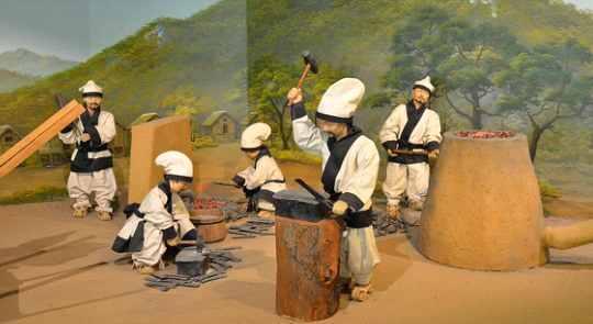 9. Iron Manufacturing Diorama [Narration] We can understand the iron manufacturing process employed by Gaya from this exhibit.