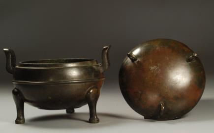 106. Inventory number: 007008 Object title: Tripod Ding (lidded vessel) Dimensions: Height 16.5cm; Diameter 15.5cm Material: Bronze Date made: Warring States Period (c.