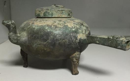 164. Inventory number: 0034 Object title: He (wine heater) Dimensions: Height 13cm; Diameter of body 17cm; Length of handle 8cm; Height of feet 4cm Material: Bronze Date made: Han