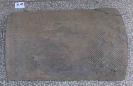 173. Inventory number: 003105 Object title: Arc-shaped roof tile with rope pattern Dimensions: Length 51cm; Width 35cm; Thickness 1.