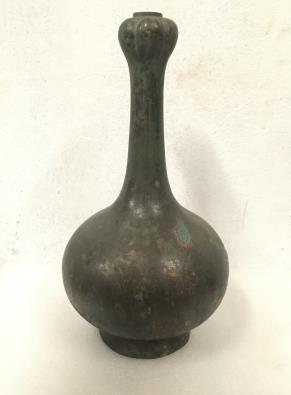 52. Inventory number: 0067 (86-67) Object title: Hu with garlic-shaped top Dimensions: Height 38cm; Width (at broadest point) 20.