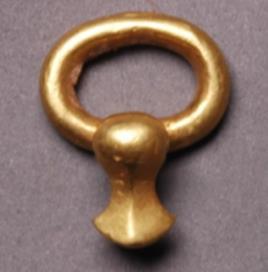 76. Inventory number: BYM2:33(023) Object title: Belt hook in the shape of a duck s head Dimensions: Height 0.85cm; Length 1.9cm; Diameter 1.2-1.