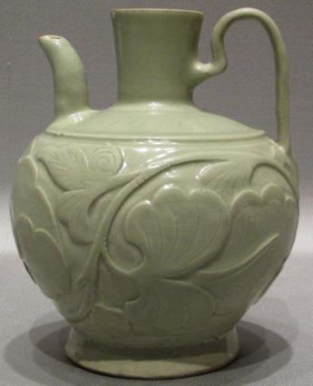 Walter Kassela updates his research on the Vung Tau shipwreck ceramics, focusing on the base marks of Qing Jingdezhen blue and white wares and Burin Singtoaj also writes about another Ming Jingdezhen