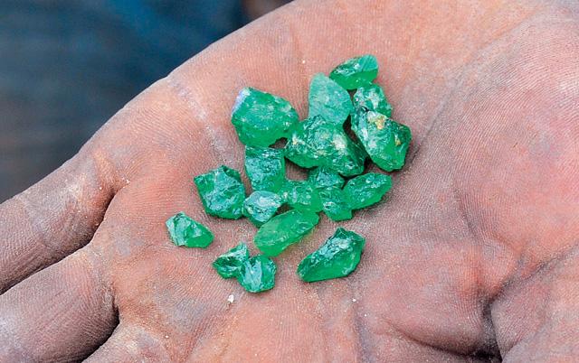 Figure 21. Tsavorite from Namalulu shows good color and moderate transparency. Photo by V. Pardieu. SYNTHETICS AND SIMULANTS Treated CVD-grown pink synthetic diamond melee.