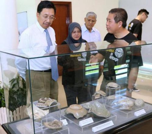 News in Brief 700 Year Old Artefacts on Display at Brunei s New Archaeological Park, Brunei Archaeologists Digging in Search of Common People, Cambodia Fig.