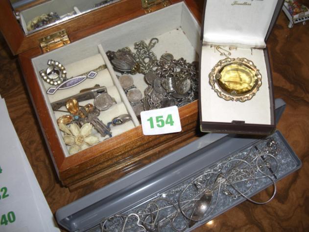 Jewellery box containing