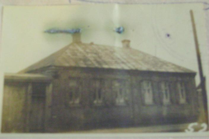 Малюнак 2 Гэты ж дом у 1949 г. На жаль, з кожным днём штосці страчваецца з элементаў канструкцыі і дэкора дома. Так, на леташным фотаздымку (гл.