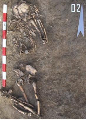 The hand are folded in front of the chest, the fingers are in front of the face. The legs are strongly bent at the knees and tightly packed to the pelvis. Grave good include flint and bone tools.