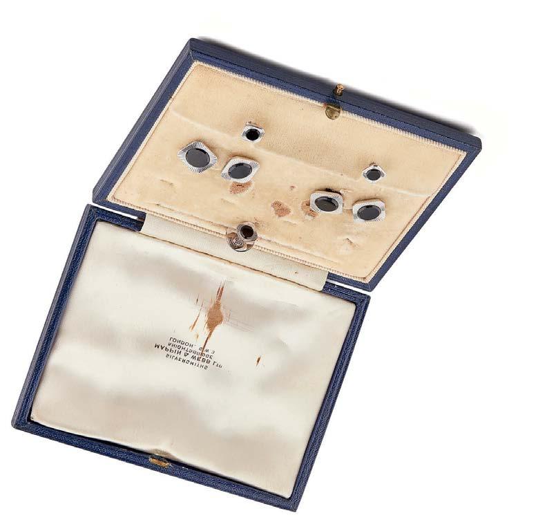 42 Lyon & Turnbull 137 HE298/3 A gentleman s 9ct gold dress set comprising a pair of cufflinks and three studs, each terminal of square outline with ribbed detail