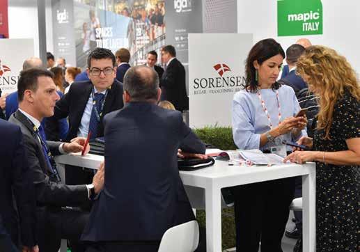 The exhibition space, enlarged compared with the previous year to accommodate the Food & Beverage area, hosted 82 stands and over 800 national and international retailers representing 180 brands.