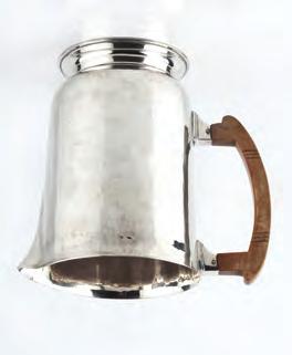 673. A SILVER WATER JUG, of plain design with composite handle by Thomas Bradbury & Sons Ltd, Sheffield 1936, 17cm high, 21 oz all in 150-200