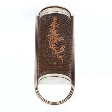 A GEORGIAN IVORY AND GILT METAL MOUNTED NEEDLE CASE, with oval monogram reserve and burgundy insert, 6cm high 80-120 (plus 24% BP*) 422.