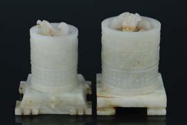 Page: 25 239 Pair of Chinese White Jade Dragon & Phoenix Seals Pair of Chinese white jade carved heirloom Seal of