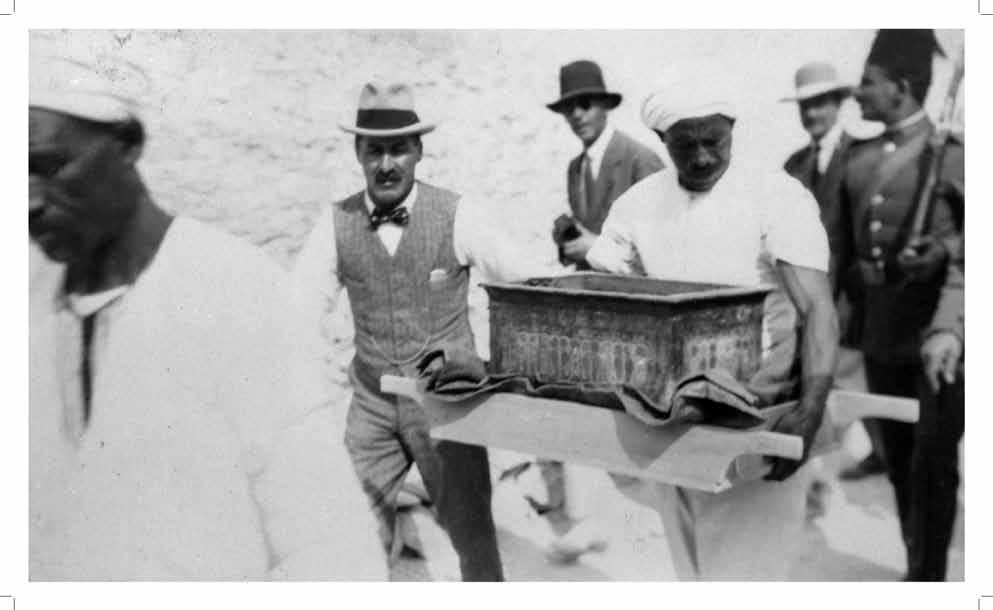 Removal of objects from the tomb to the laboratory. Howard Carter on the left Most of the contents of the tomb were recorded and photographed in situ where they were found.