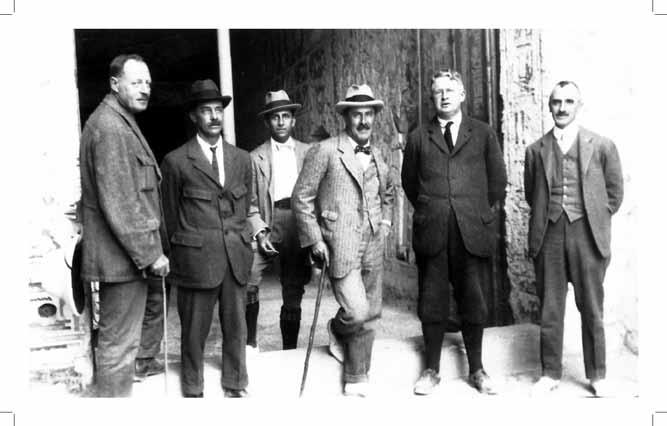 Howard Carter and his team The team of specialists who worked with Howard Carter (4 th from left) during the clearance and recording of the tomb of Tutankhamun was by modern standards very small.