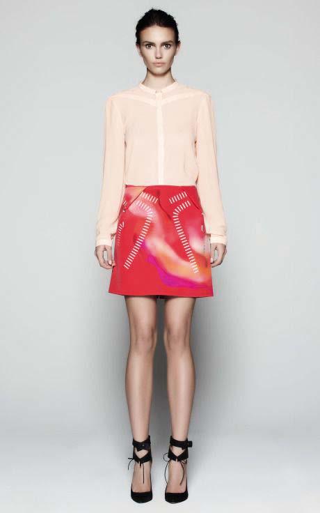 MINI SKIRT ON LINE A The miniskirt comes with cuts to the thigh, ideal for fabric knitting structure to give a sporty and