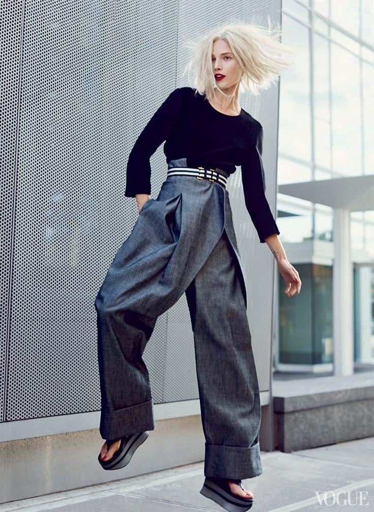 REVERSED PLEATED PANTS Inverted pleats give volume and a flared shape to the wide leg pants,