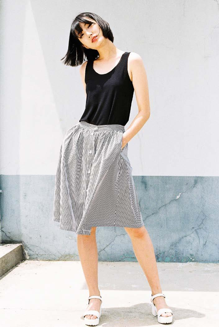 6 - RRP: 38 Colours available: Black, Navy River buttoned midi skirt Knee-length flared skirt, with