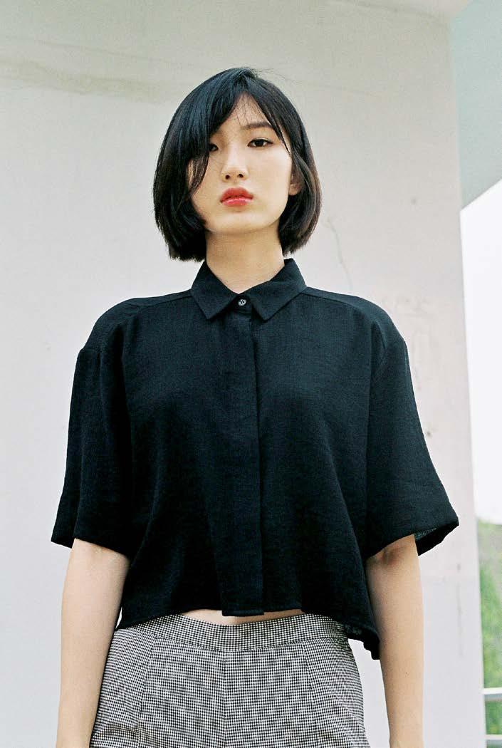 Fresh cropped pleated shirt Loose-fitted shirt with a classic point collar.