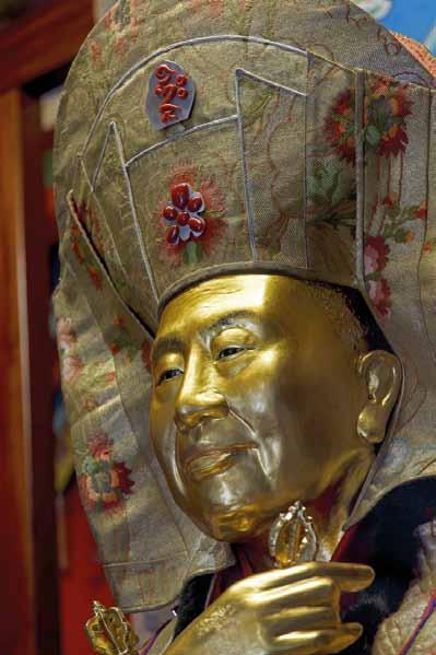 The golden corpse of Dexiu (opposite) is enshrined in a temple in Jilong, where Daoist and Buddhist practices are fused.