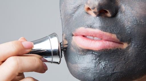 Magnetic mask For mature skin The attraction of the magnet makes it easier